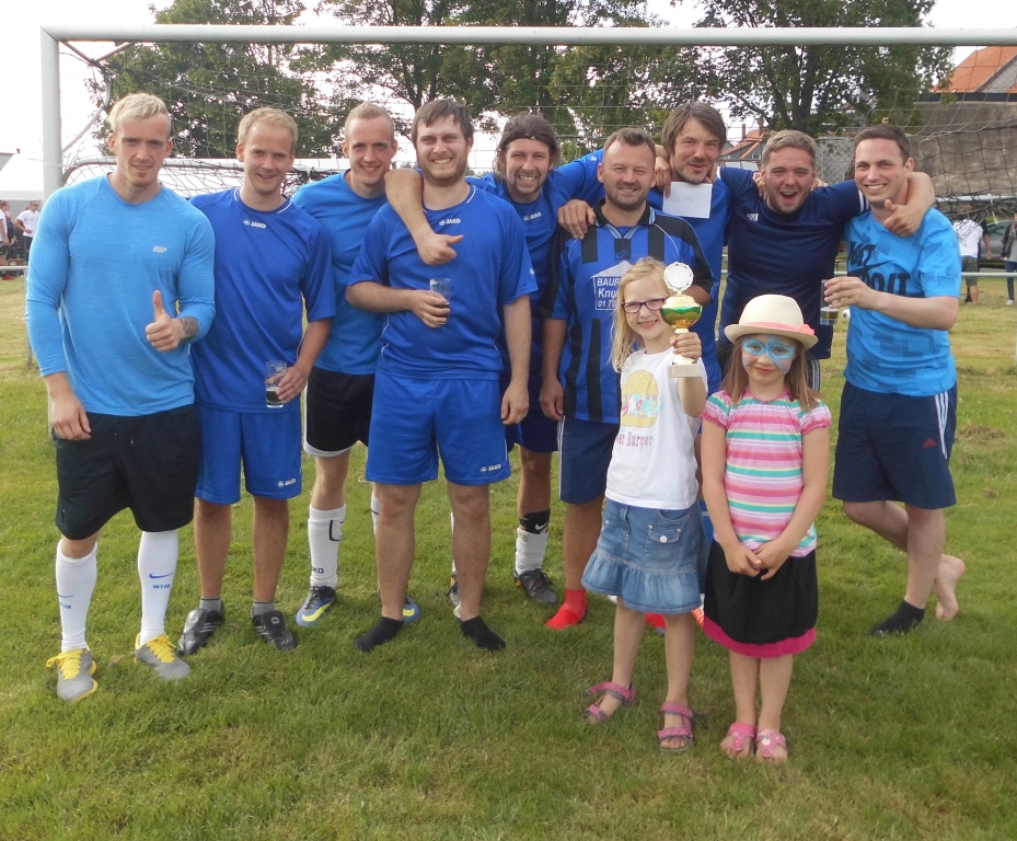 Sieger des Fußball-Juxturnier die Mannschaft The Blues
